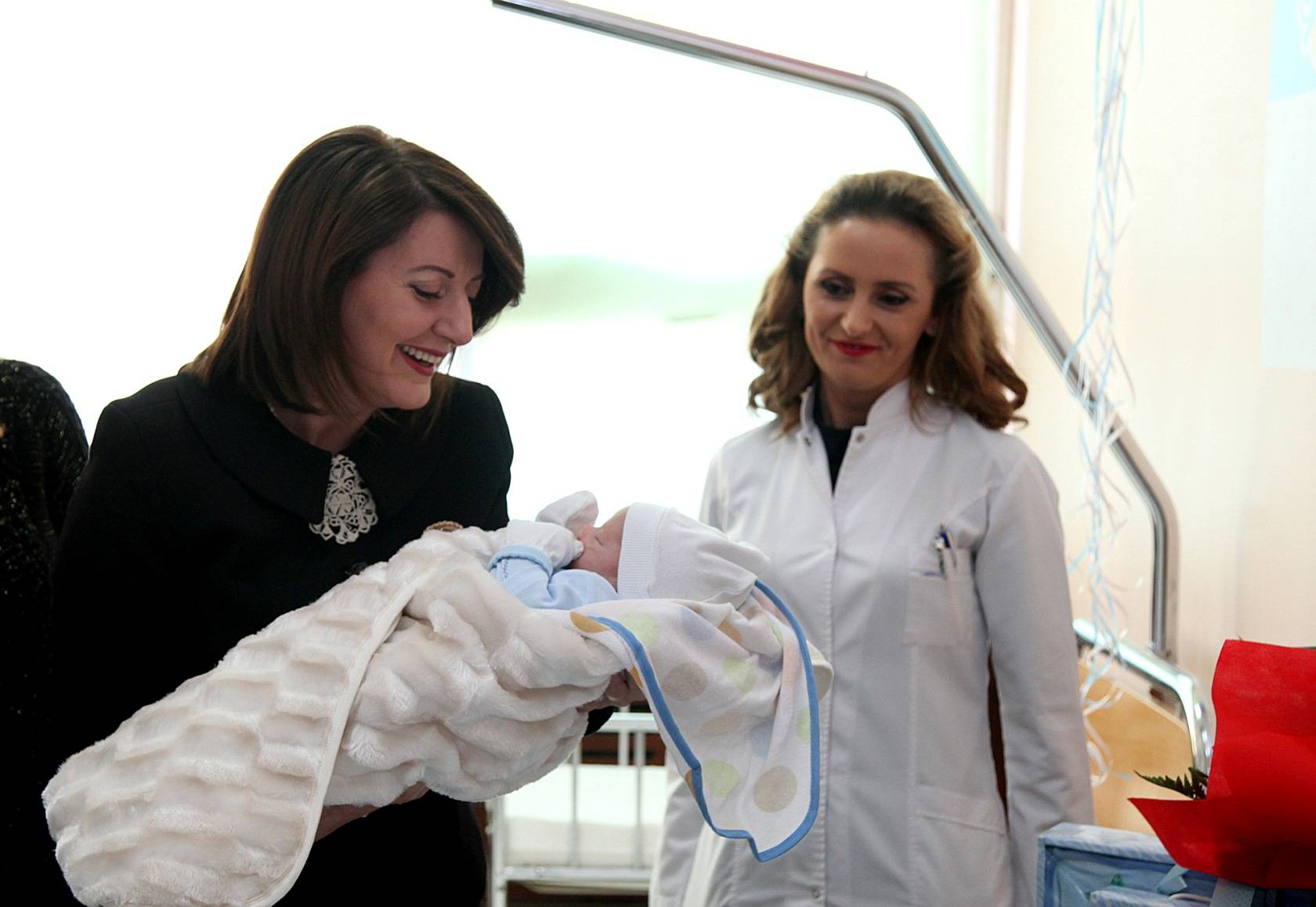 Presidentja Jahjaga vizitoi nënën qe lindi djalin e parë të 2016-së  