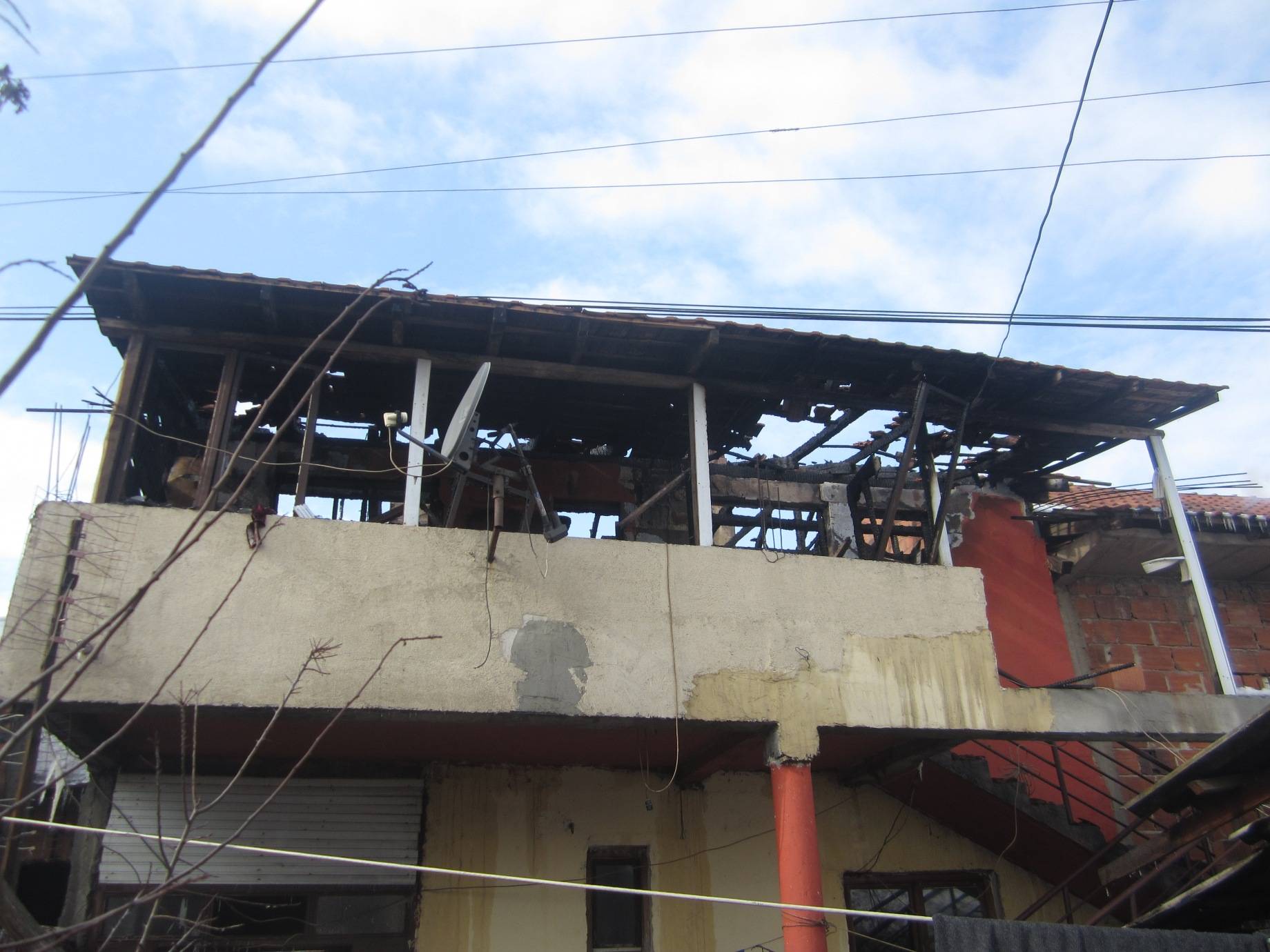 Jashari, vizitoi familjen që iu dogj shtëpia në Podujevë