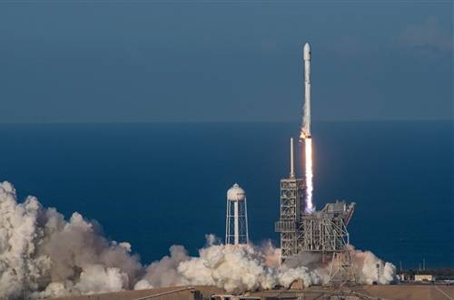 SpaceX lëshon raketën e ricikluar në një mision historik