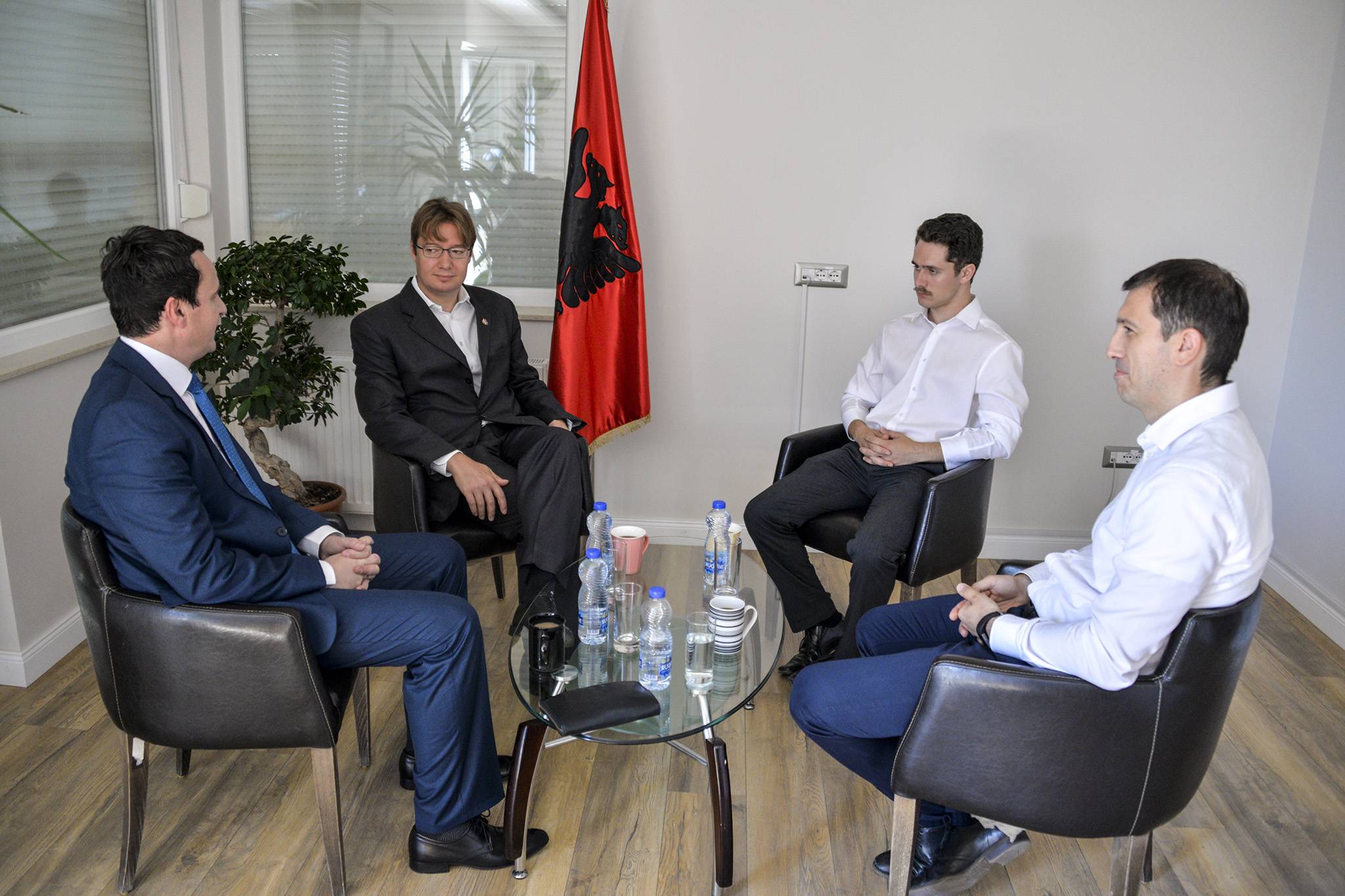 Kurti takon ambasadorin e Kanadasë