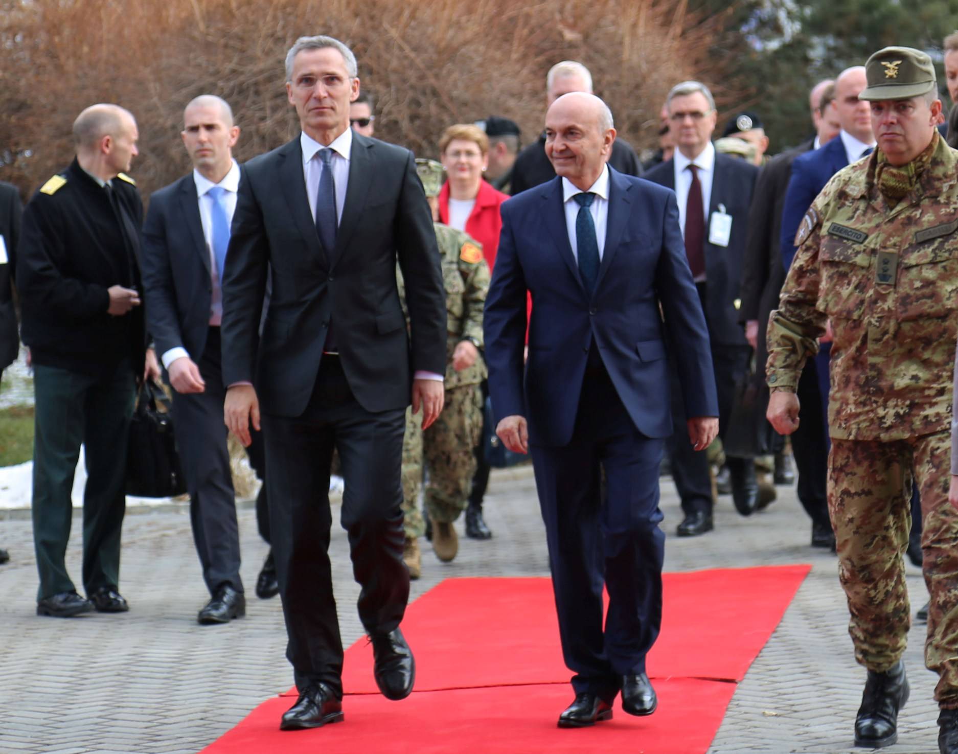 Stoltenberg: NATO do të vazhdojë përkrahjen për Kosovën