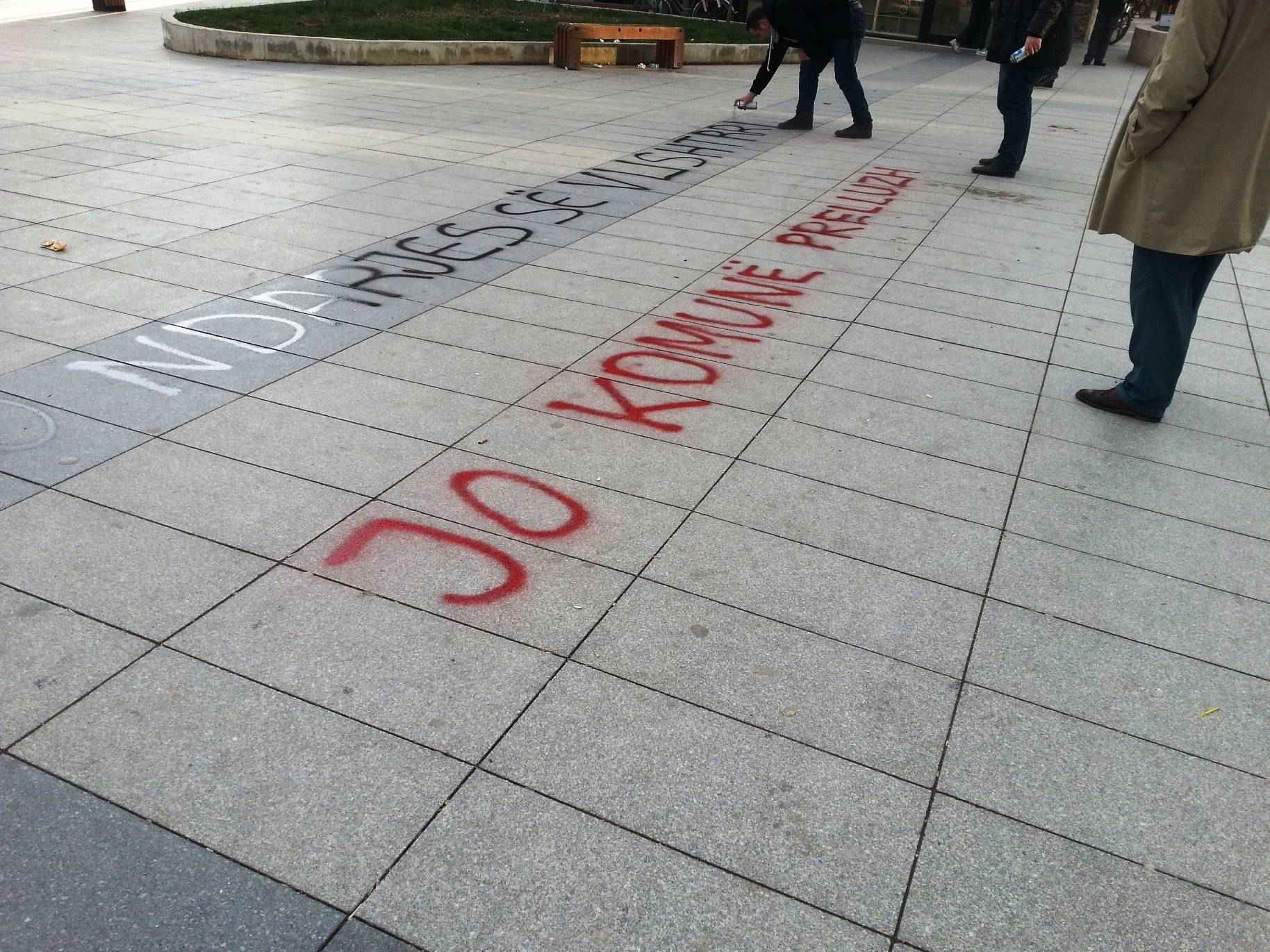 Arrestohen dy aktivistë të VV, pasi shkruajnë grafite në Vushtrri