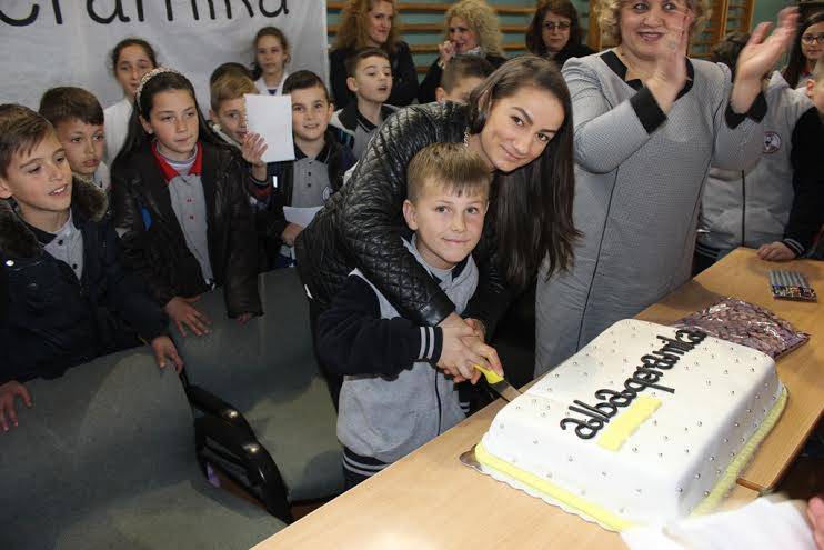 Majlinda Kelmendi viziton edhe shkollat e Prizrenit