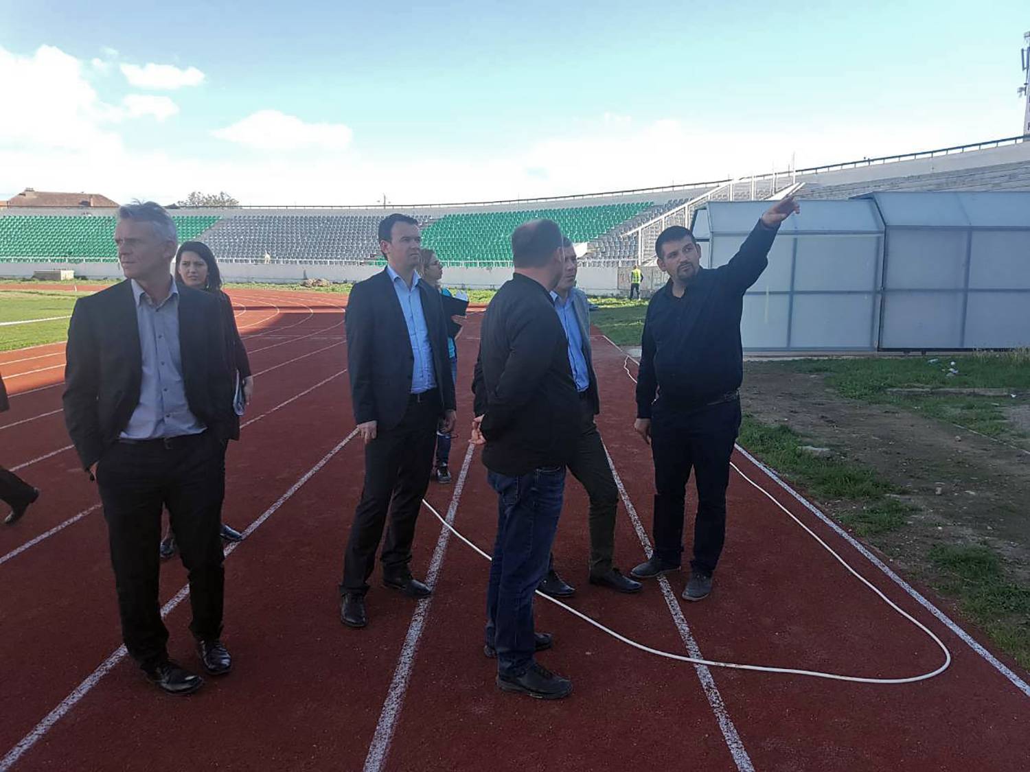 Ministri Shala inspekton punimet në Stadiumin Olimpik “Adem Jashari”