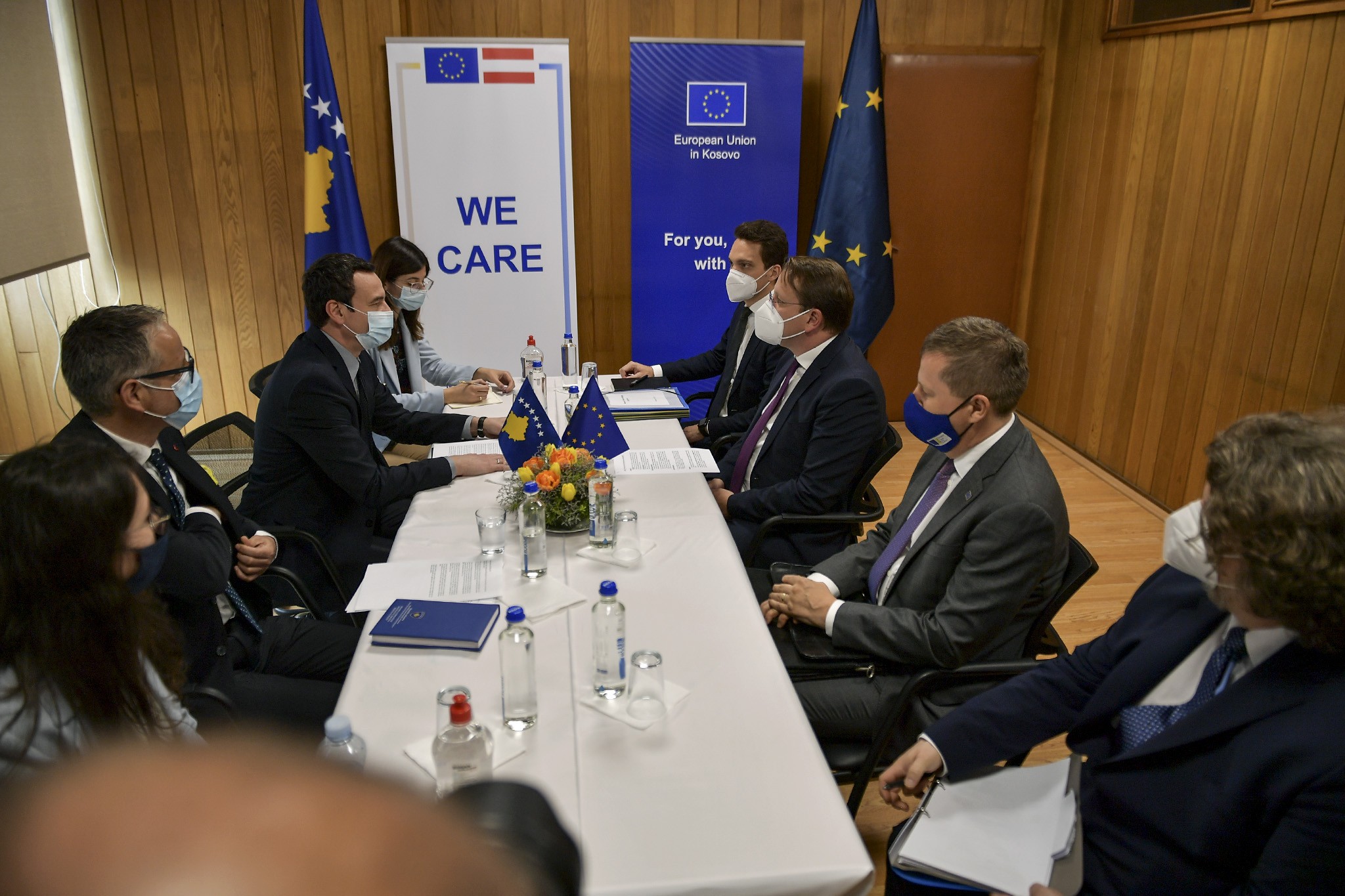 Kryeministri Kurti mbajti takim bilateral me Komisionerin e BE-së, Olivér Várhelyi