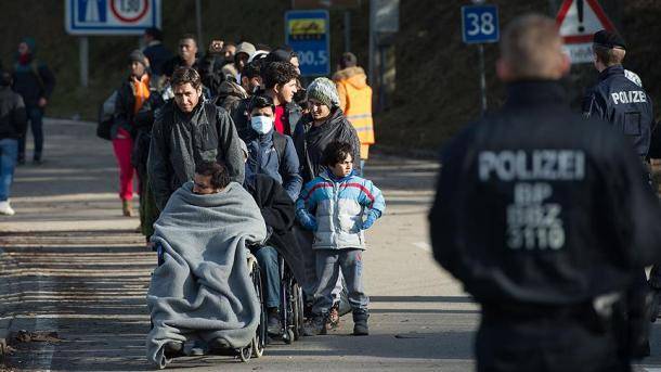 Përgjysmohet numri i azilkërkuesve në BE 