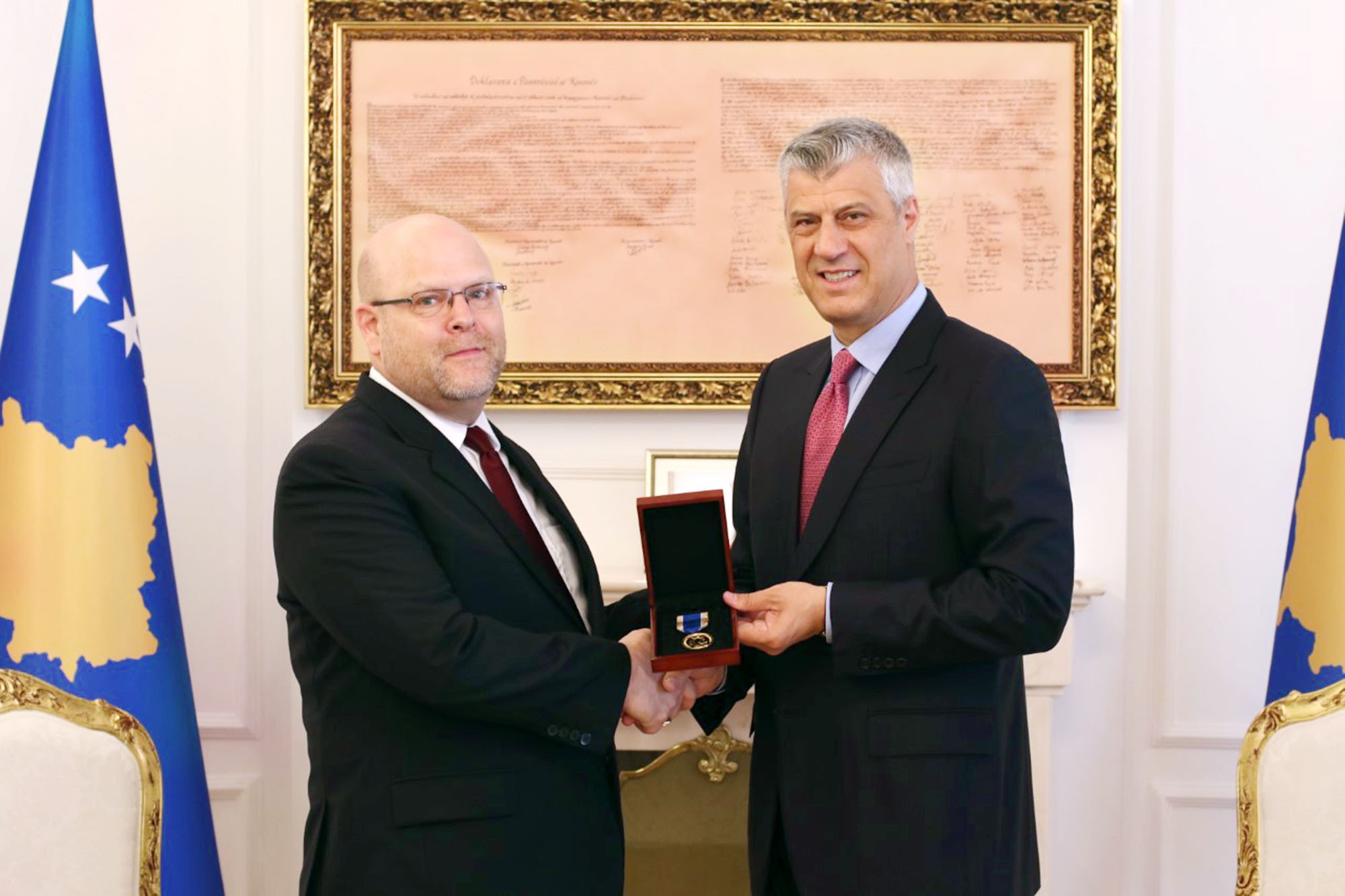 Presidenti dekoroi Jeffrey Hovenier me Medaljen Jubilare Presidenciale