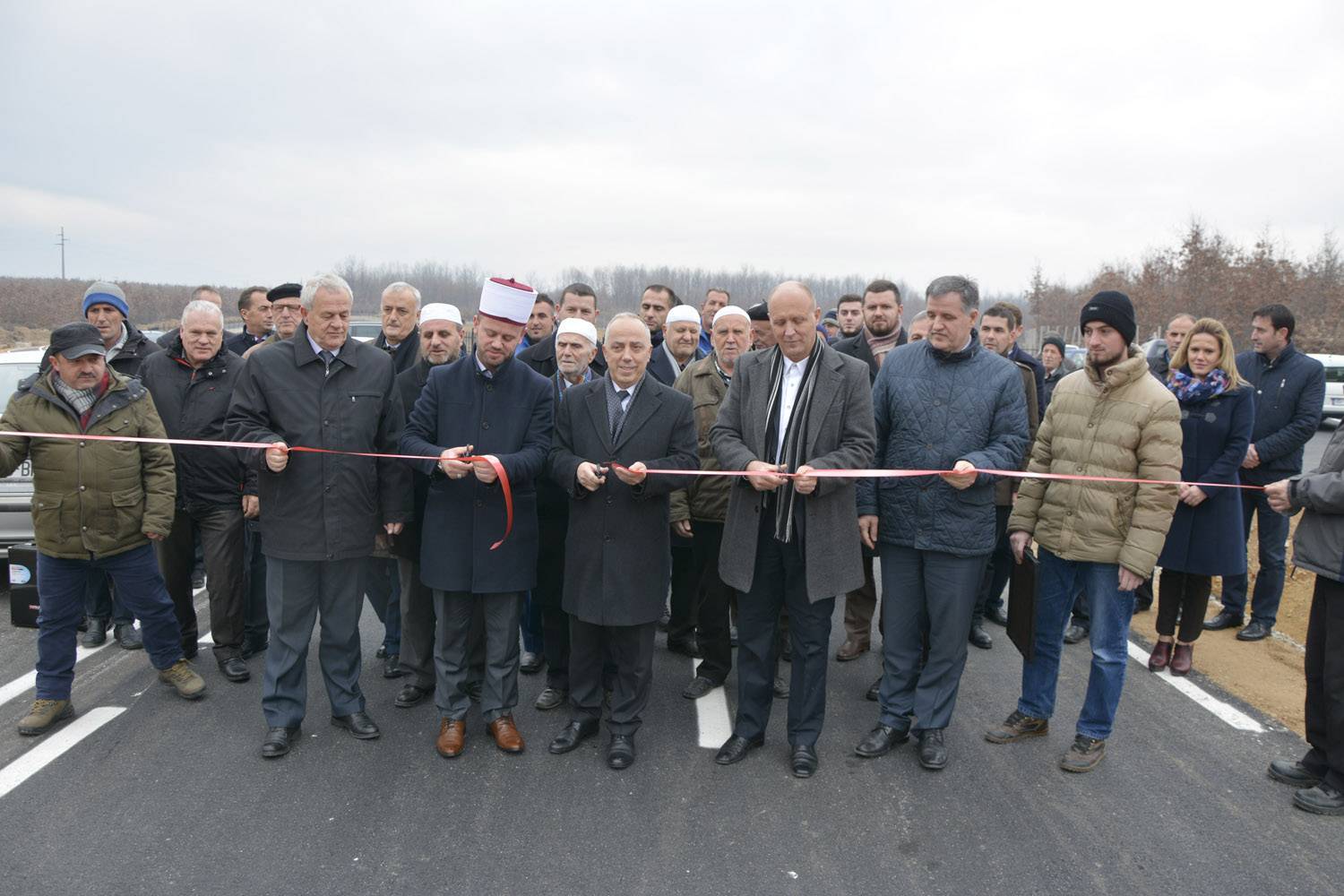 Ministri Zharku përuron fillimin e asfaltimit të dy rrugëve në Kaçanik