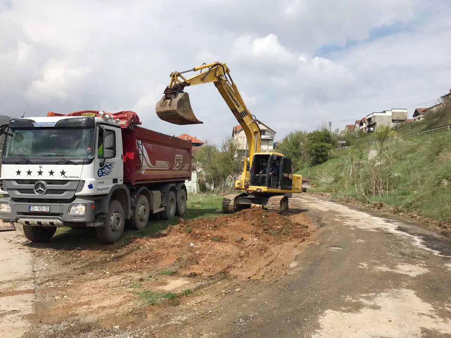 Zharku dhe Ilazi përuruan fillimin e asfaltimit të dy rrugëve në Kaçanik  