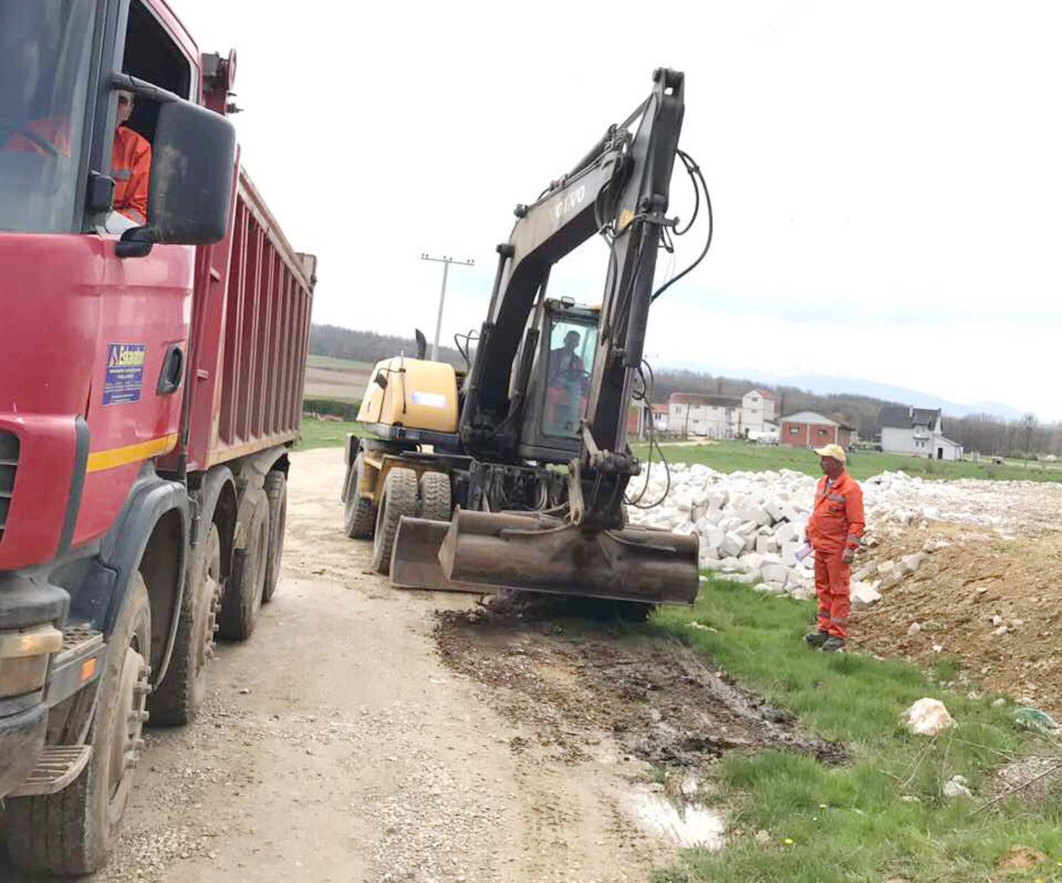 Zharku dhe Ilazi përuruan fillimin e asfaltimit të dy rrugëve në Kaçanik  