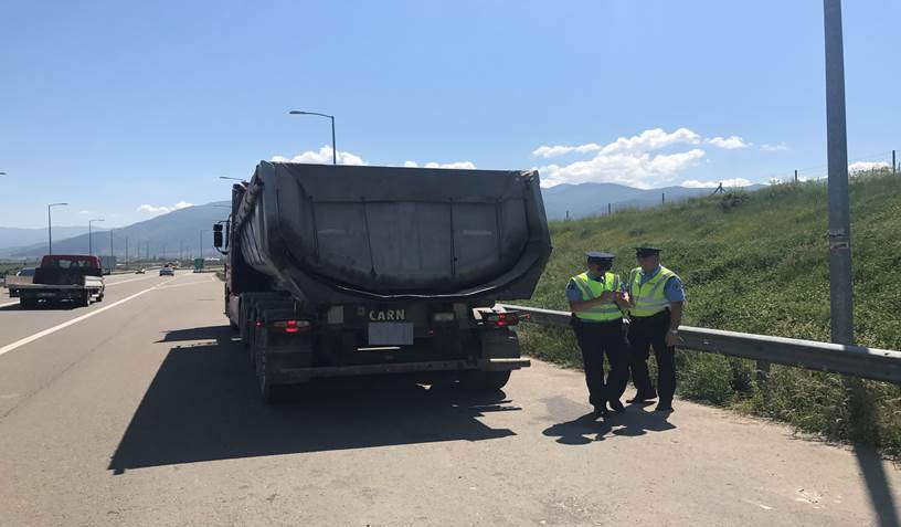 Policia realizon kontrolle në autostradë për mjete të rënda transporti   