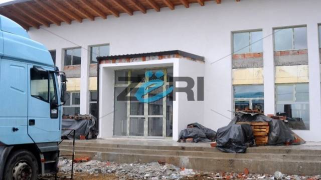 Shkolla 700 mijë euro po shkatërrohet ende pa u hapur 