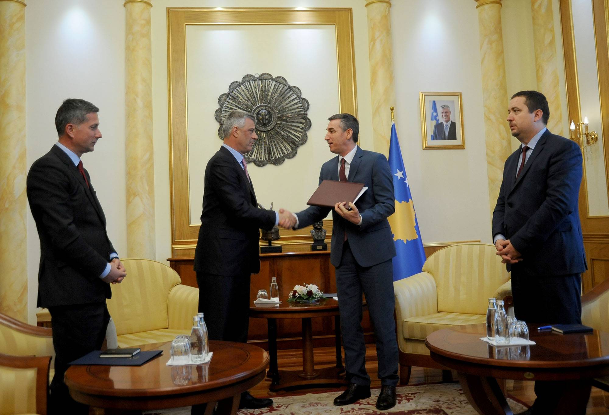 Thaçi i dorëzoi Veseli projektligjin për Ushtrinë e Kosovës