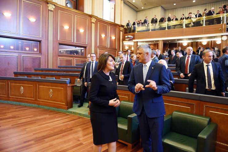 Presidenti Hashim Thaçi jep betimin para deputetëve 