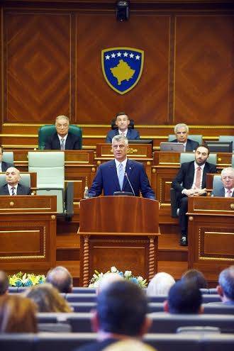 Presidenti Hashim Thaçi jep betimin para deputetëve 