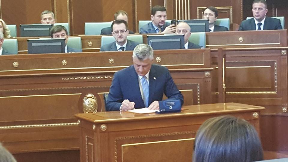 Presidenti Hashim Thaçi jep betimin para deputetëve 