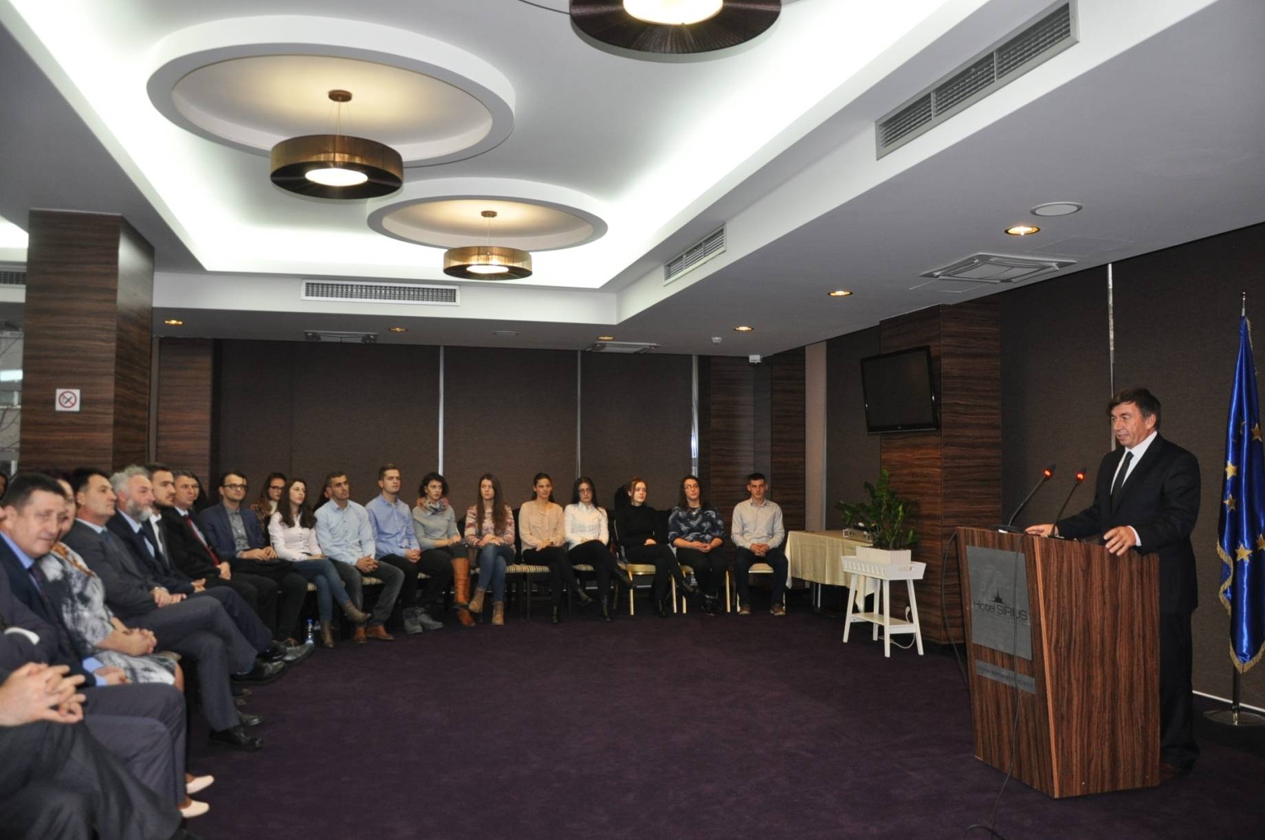 Ndahen 160 bursa për studentët e dalluar të universiteteve publike