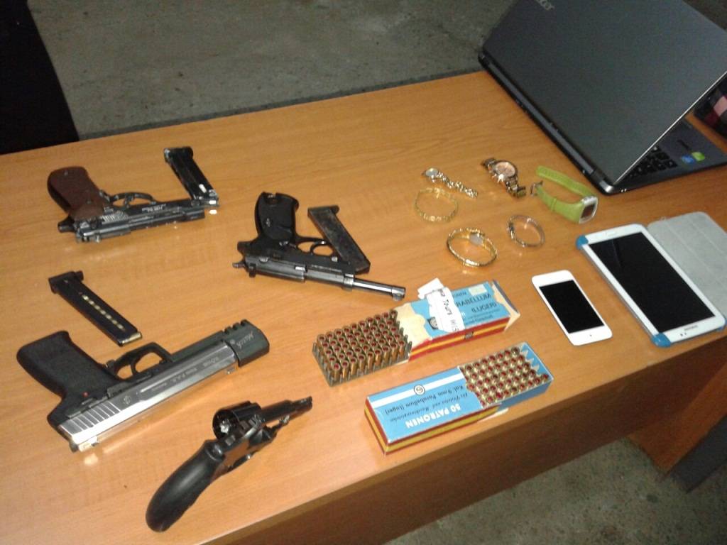 Dogana konfiskon armë të kalibrit të vogël