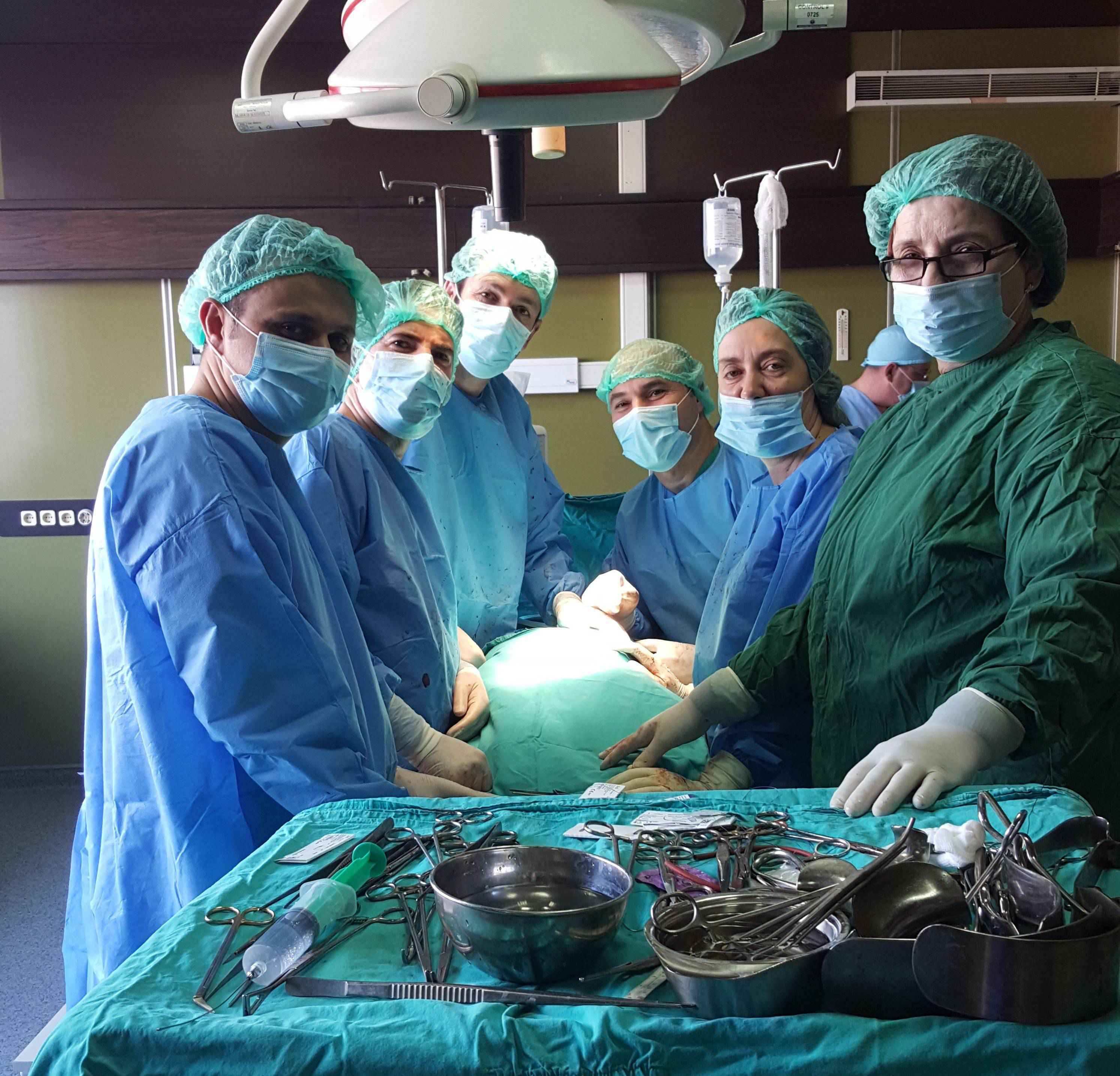 Kryhet operacioni i aneurizmës gjigante të arteries së shpretkës në veshkë  