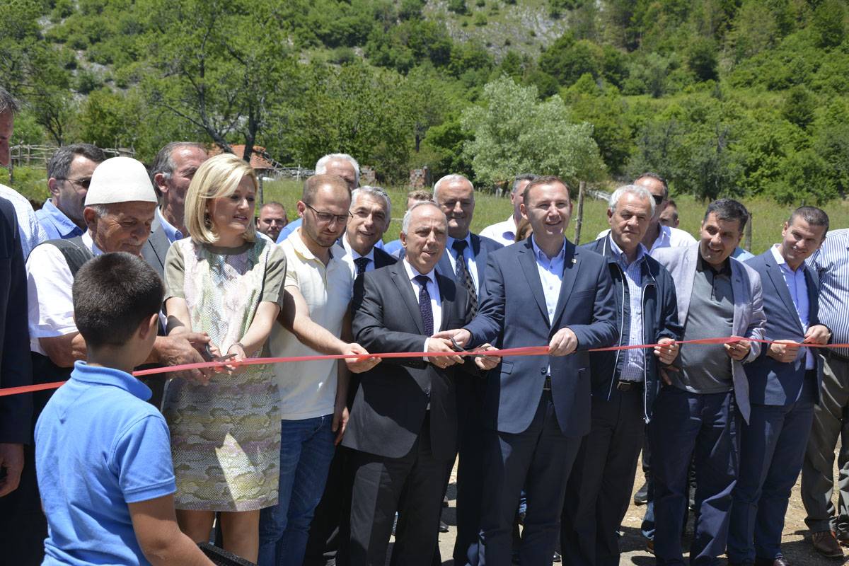 Ministri Zharku përuron asfaltimin e rrugës lokale Botushë - Koshare