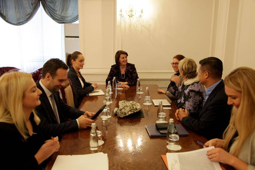 NDI: Jahjaga shërben si shembull inspirimi për vajza dhe gra 