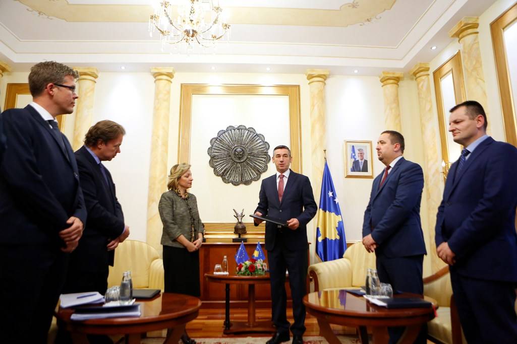 Apostolova i dorëzoi Veseli raportin e Komisionit Evropian për Kosovën