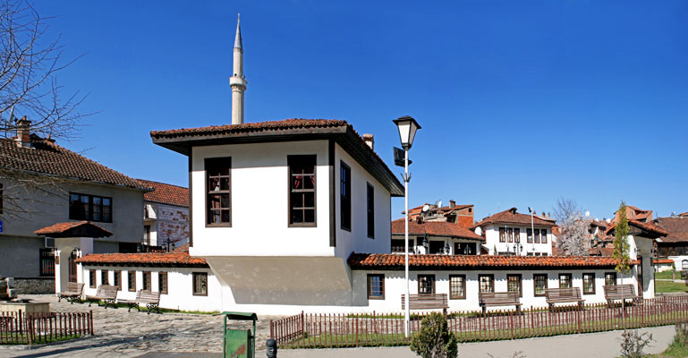 Berisha në Prizren: Fqinjët të lënë paragjykimet
