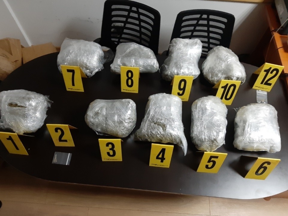 Policia arreston një të dyshuar me mbi 10 kg drogë të fshehur në lokalin e tij