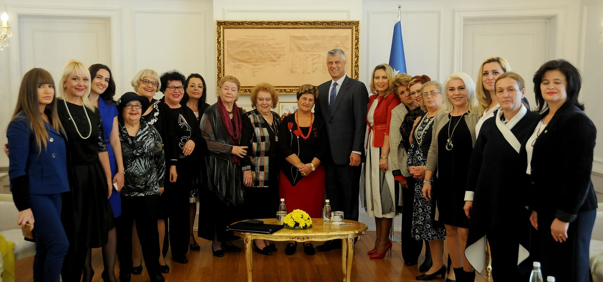 Presidenti Thaçi dekoron Tinka Kurtin, Margarita Xhepën dhe Zenepe Lukën 