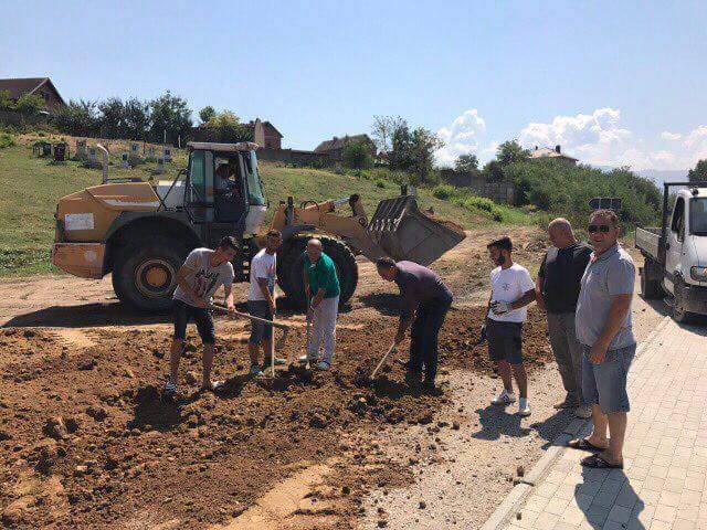 Banorët e rregullojnë vetë parkun e fshatit Piranë