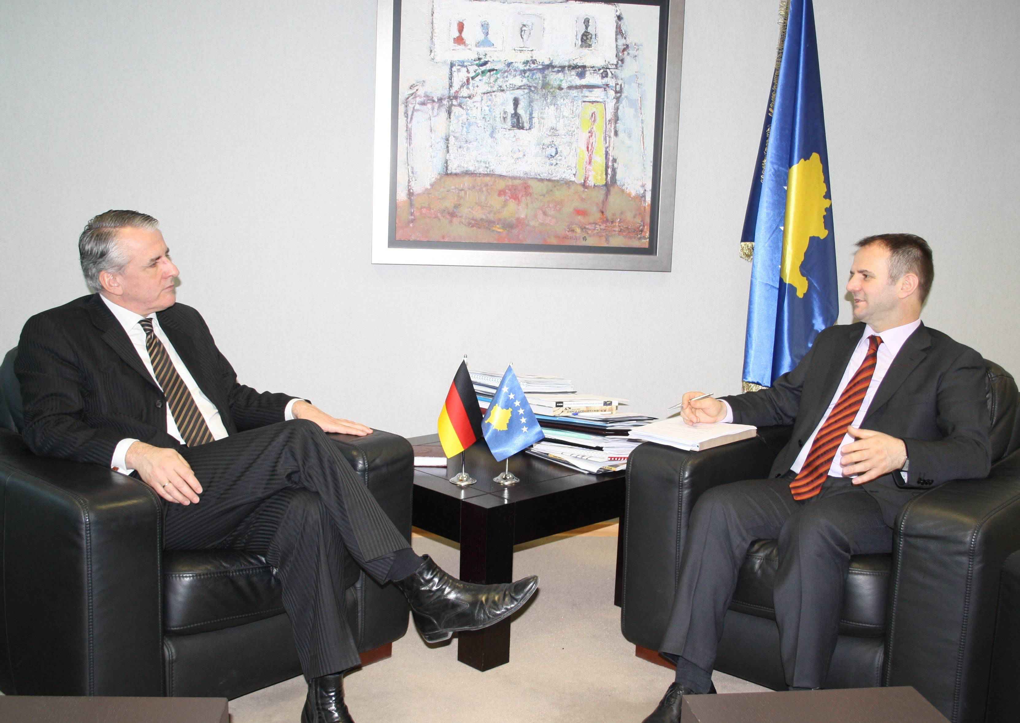Ministri Kuçi u takua me Ambasadorin Blomeyer