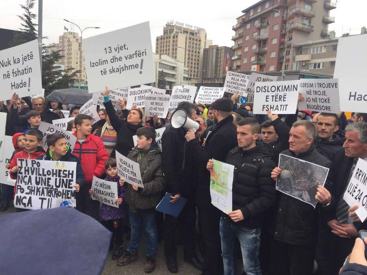  Banorët e Hades protestojnë ndaj vonesës në procesin e zhvendosjes 