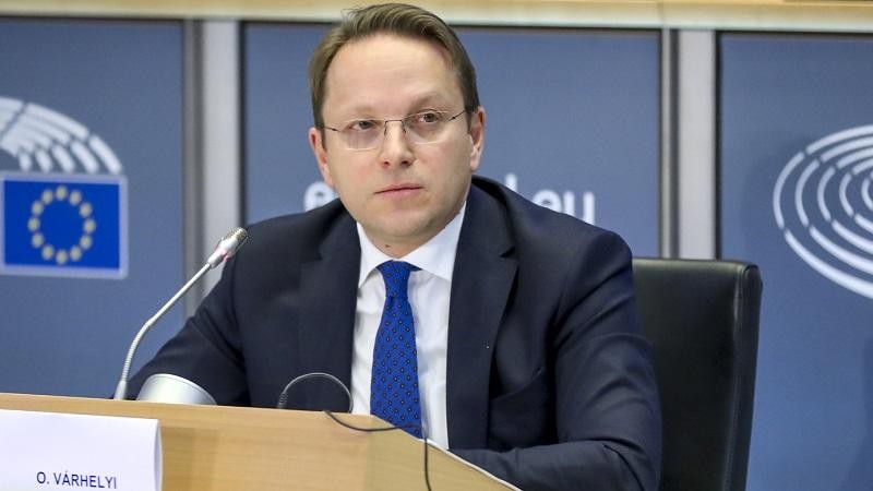 Komisioneri Varhelyi rithekson mbështetjen e BE-së për Kosovën