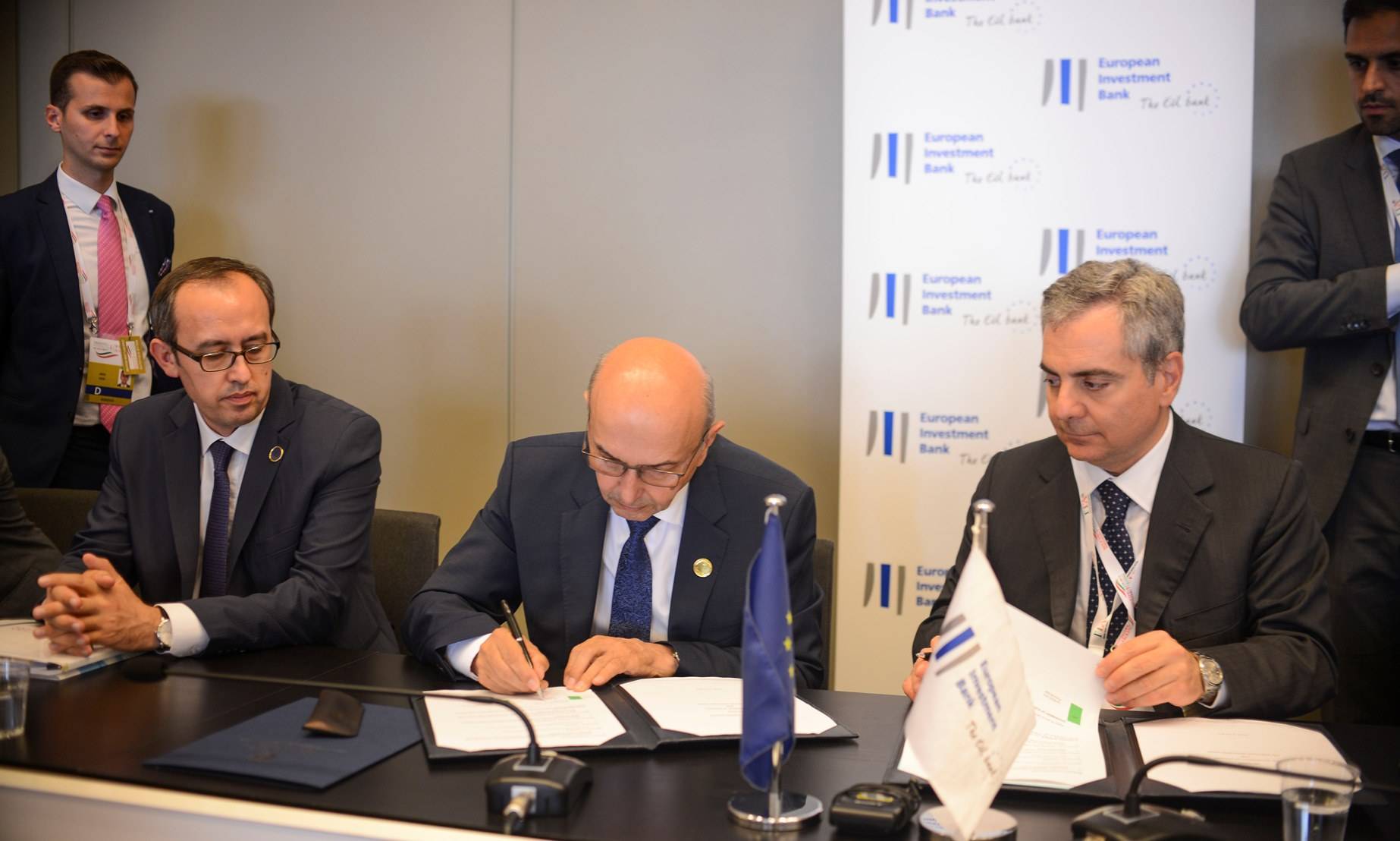 Kosova nënshkroi Memorandum me Bankën Evropiane të Investimeve