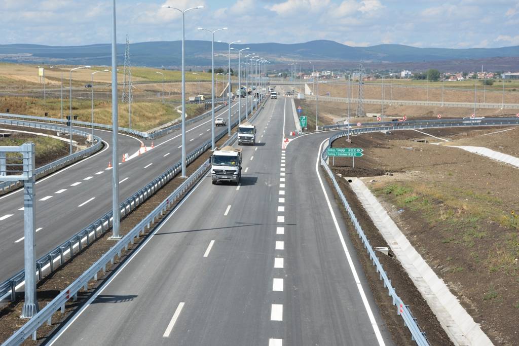 Ministri Lekaj inspekton punimet në Autostradën “Arbër Xhaferi”