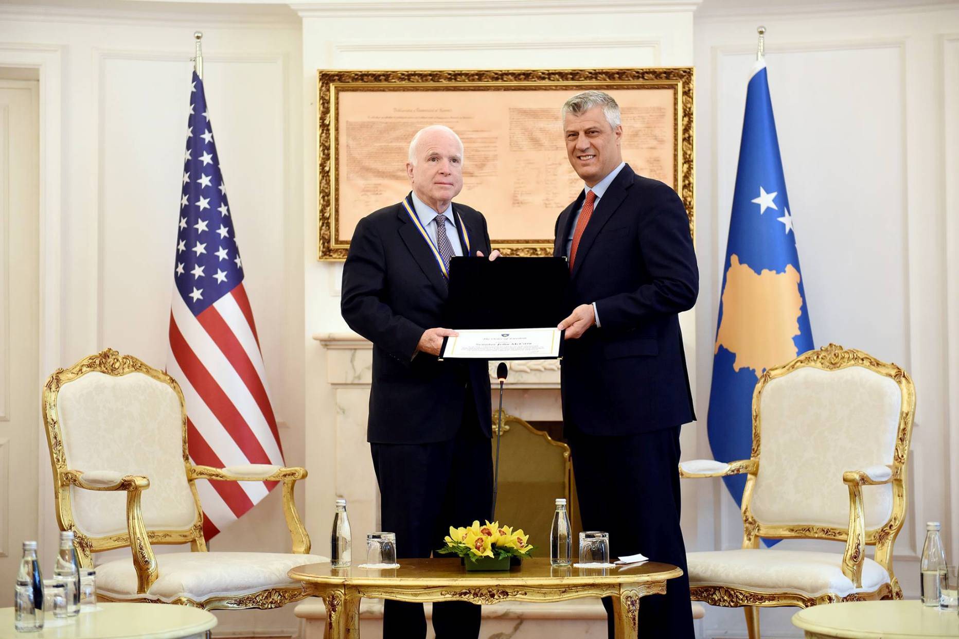 Presidenti Thaçi dekoron senatorin McCain me medaljen 'Urdhri i Lirisë'