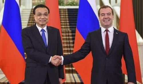 Kina e Rusia nënshkruan marrëveshje për energjinë dhe hekurudhat