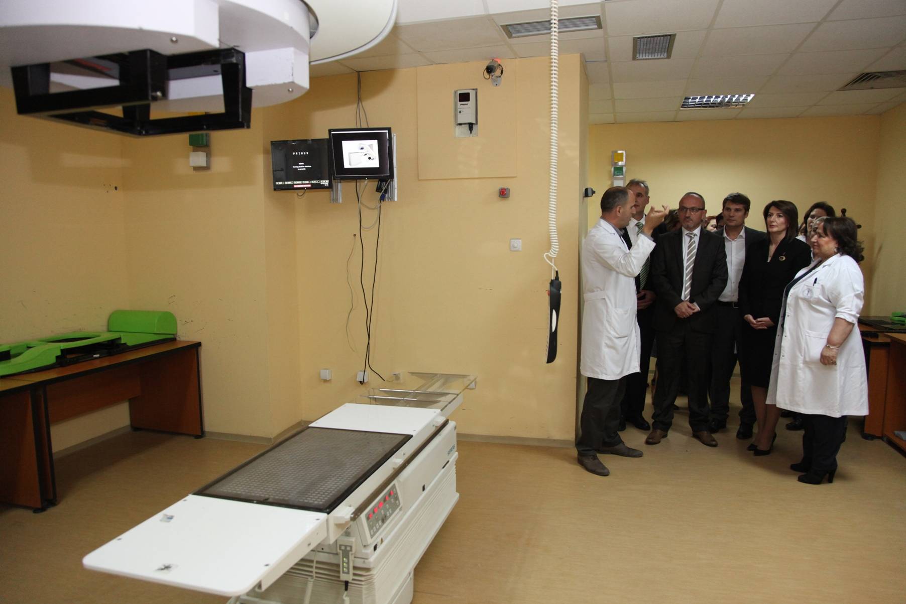 Presidentja Jahjaga vizitoi Klinikën e Onkologjisë në QKUK