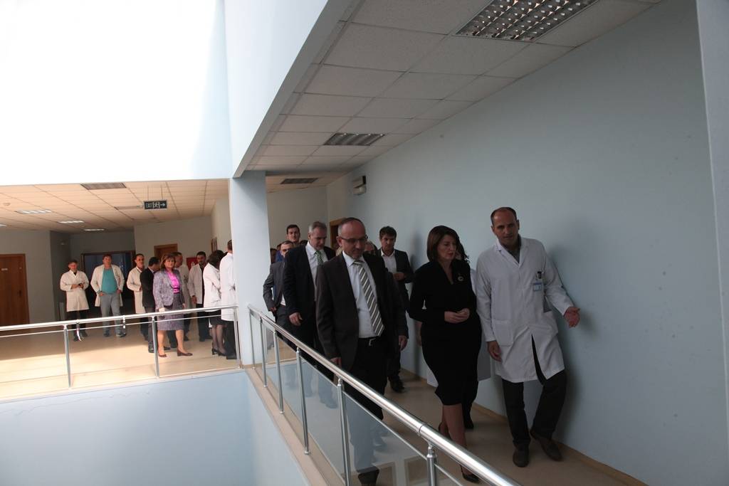 Presidentja Jahjaga vizitoi Klinikën e Onkologjisë në QKUK