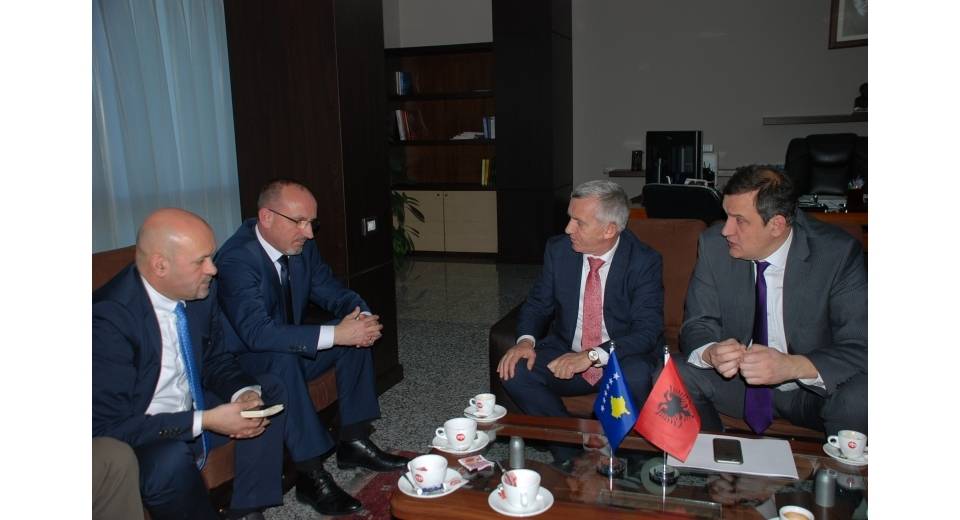 Ministrat e Shëndetësisë Beqaj dhe Rrahmani takohen në Tiranë