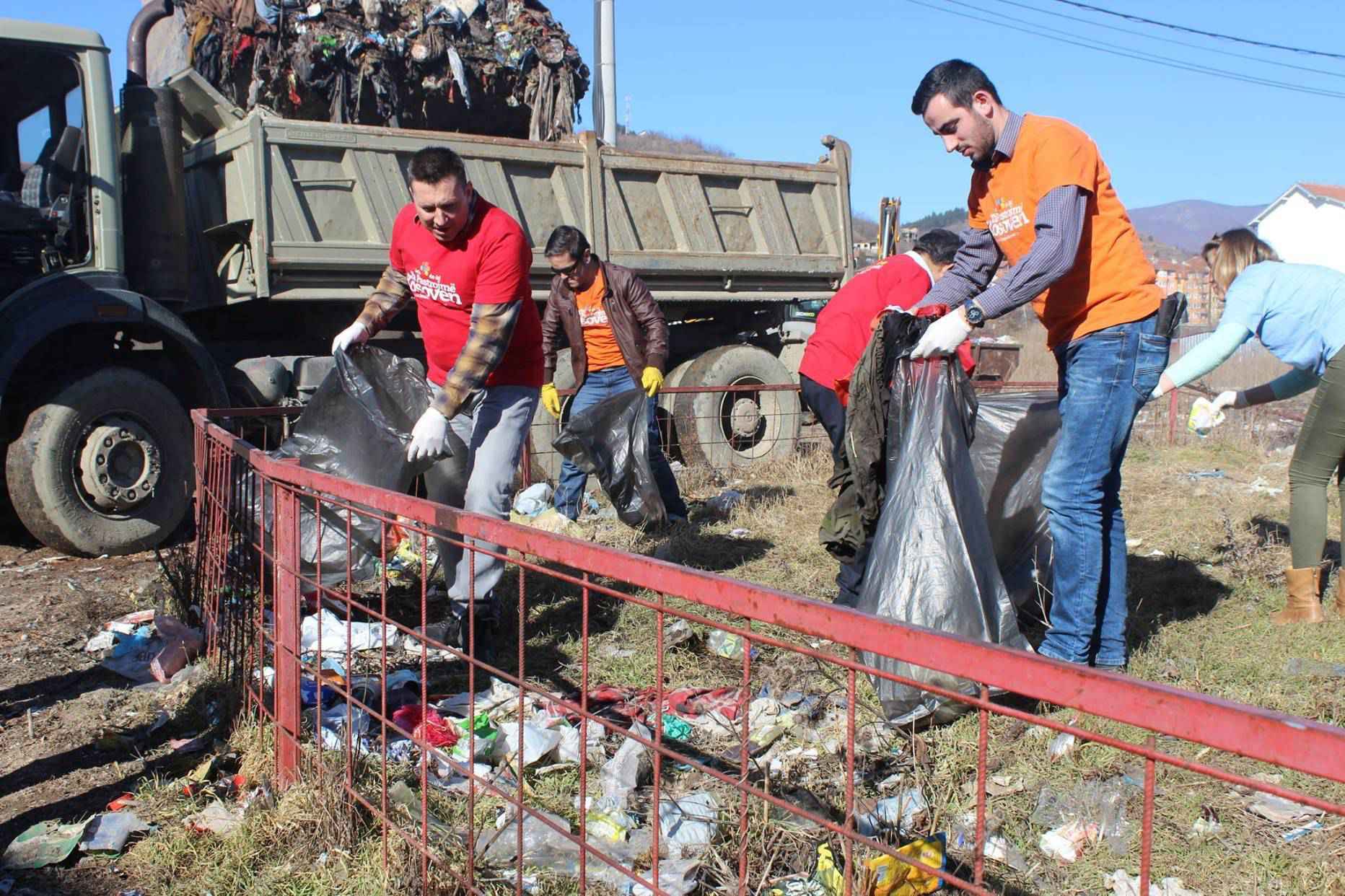 Largohen mbi 25 kamionë me mbeturina nga Lagjja e Romëve në Mitrovicë