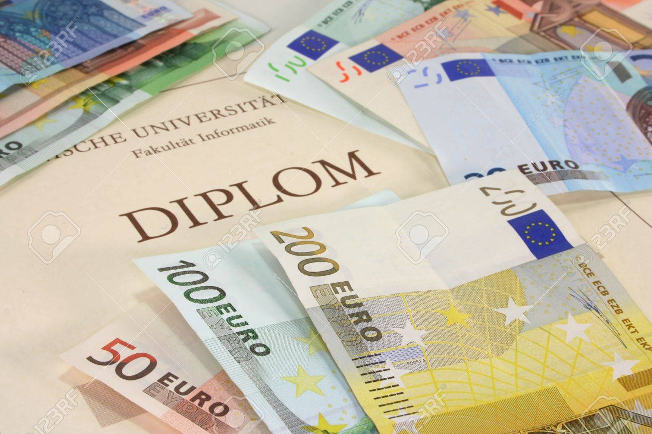 Studentëve për 100 euro po u ofrohen punimet e diplomave 