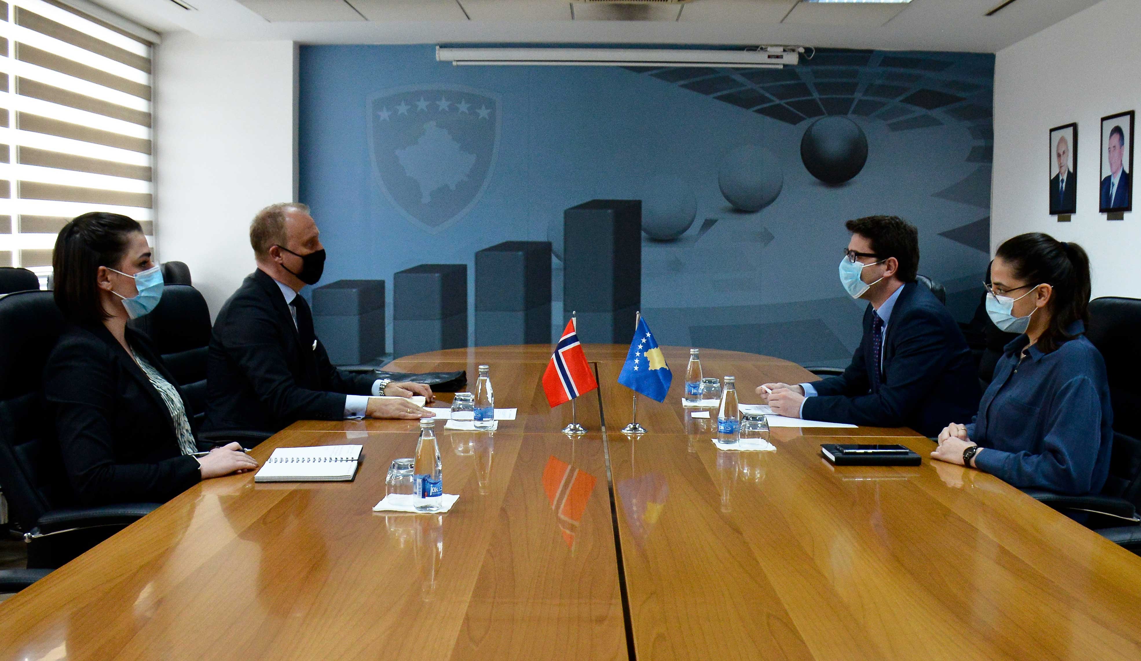 Ministri Murati priti në takim ambasadorin e Norvegjisë Jens Erik Grøndahl