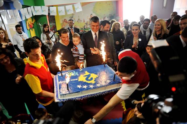 Kryeministri Thaçi: Uron fëmijëve festen e pavarësisë  