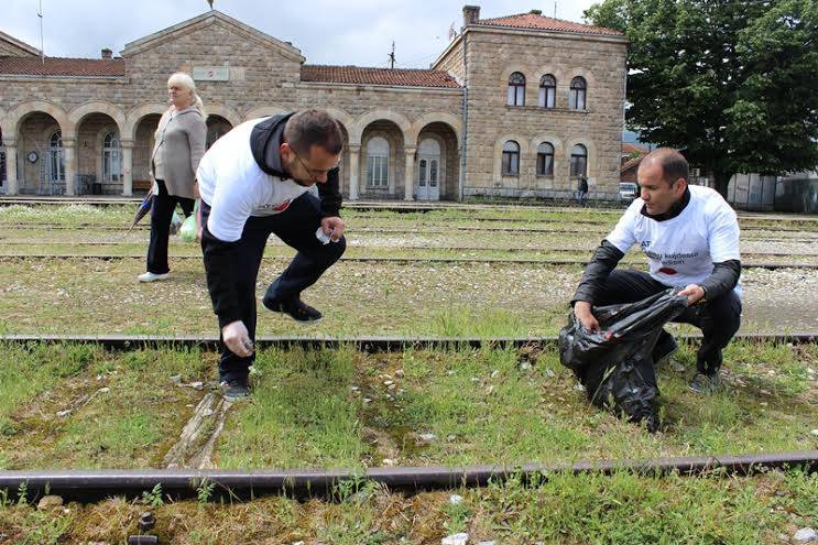 IPKO promovon përgjegjësinë – mban aksion pastrimi në Pejë