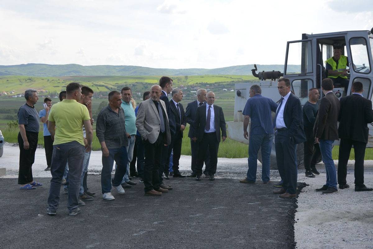 Zharku inspektoi punimet e asfaltimit të rrugëve në Kçiç dhe Koshtovë
