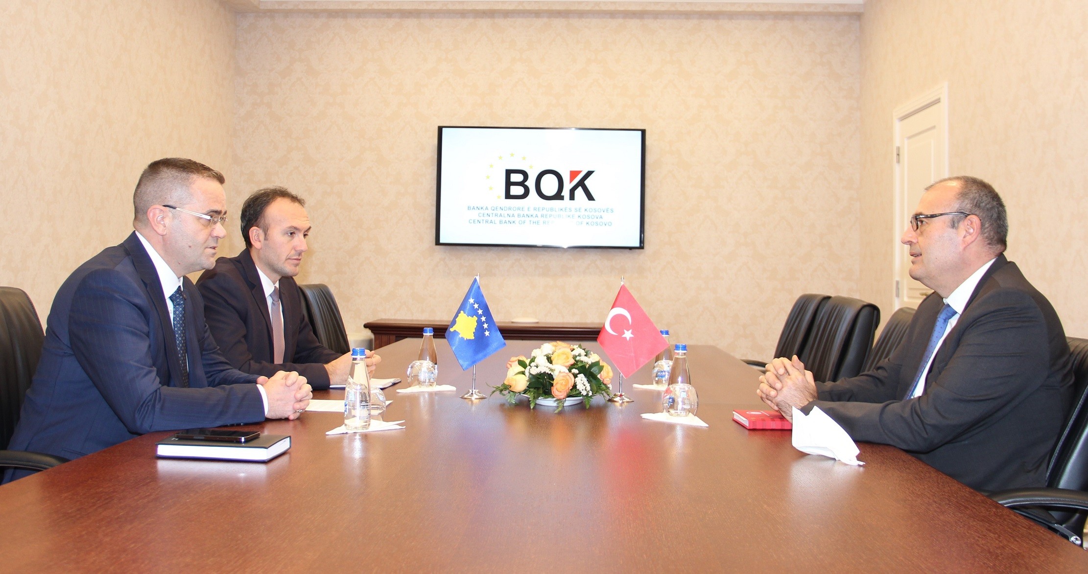 Guvernatori Mehmeti dhe ambasadori Sakar flasin për zhvillimet në ekonomi