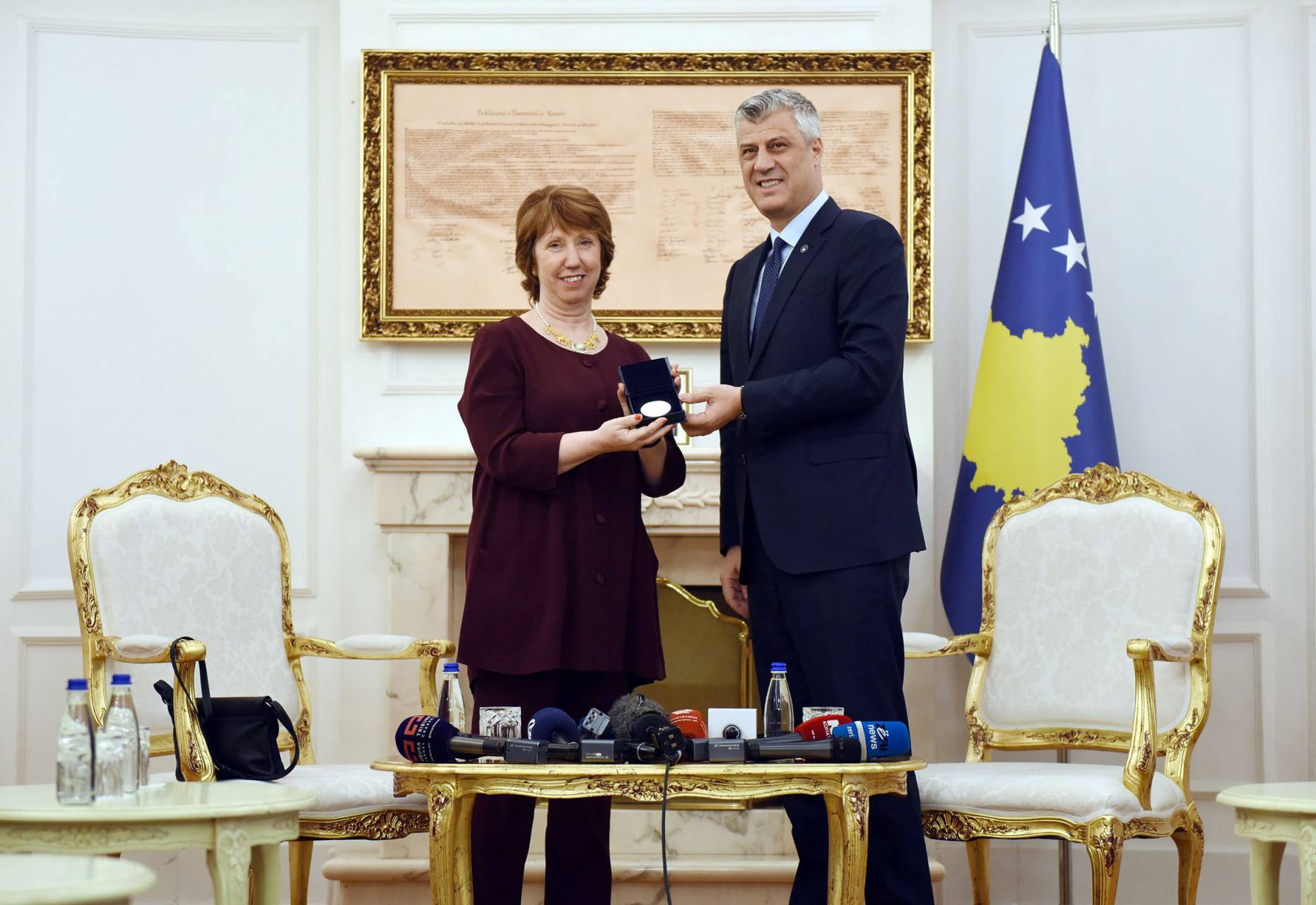 Thaçi dekoron baroneshën Ashton me Medaljen Presidenciale