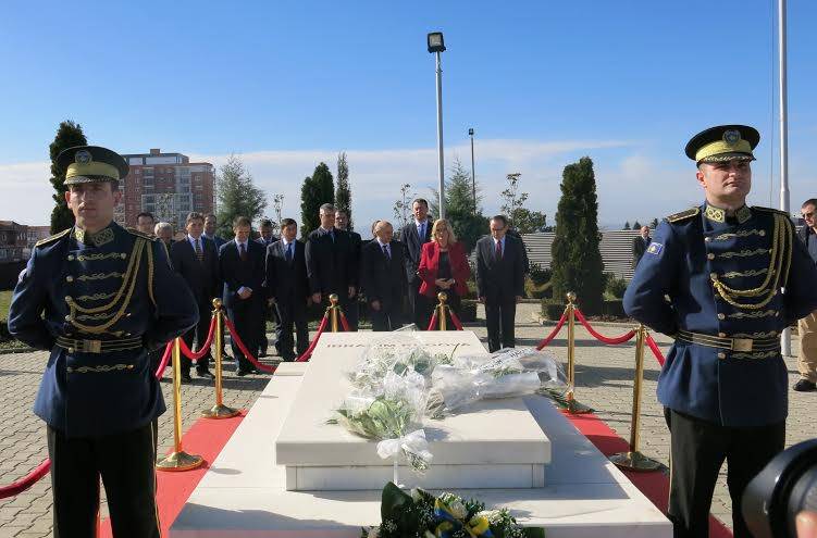 Homazhe te varri i Rugovës dhe te Kompleksi Memorial në Prekaz