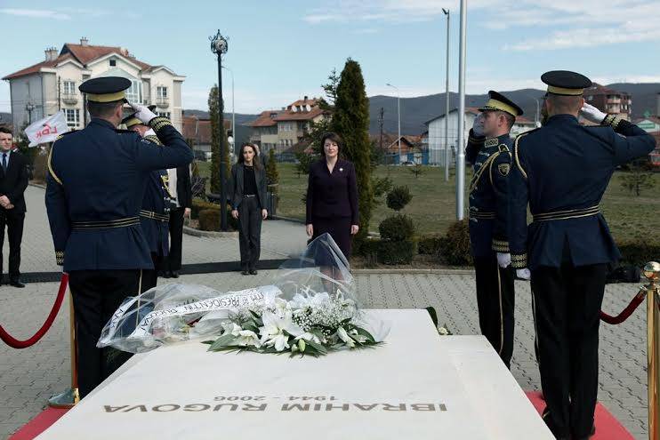 Jahjaga bëri homazhe në Prishtinë, Prekaz, Gllogjan dhe Gjakovë